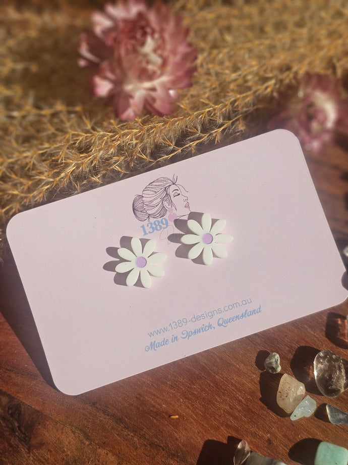 Regular White Daisy (1.5cm) Stud Earrings (Assorted)